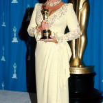 Elizabeth Taylor posa con il suo oscar alla 65a edizione degli Academy Awards allo Shrine Auditorium