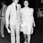 Rudolf Nureyev in compagnia di Liz Taylor all'uscita da un night-club romano