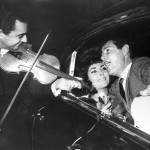 Eddie Fischer, accompagnato da un violinista