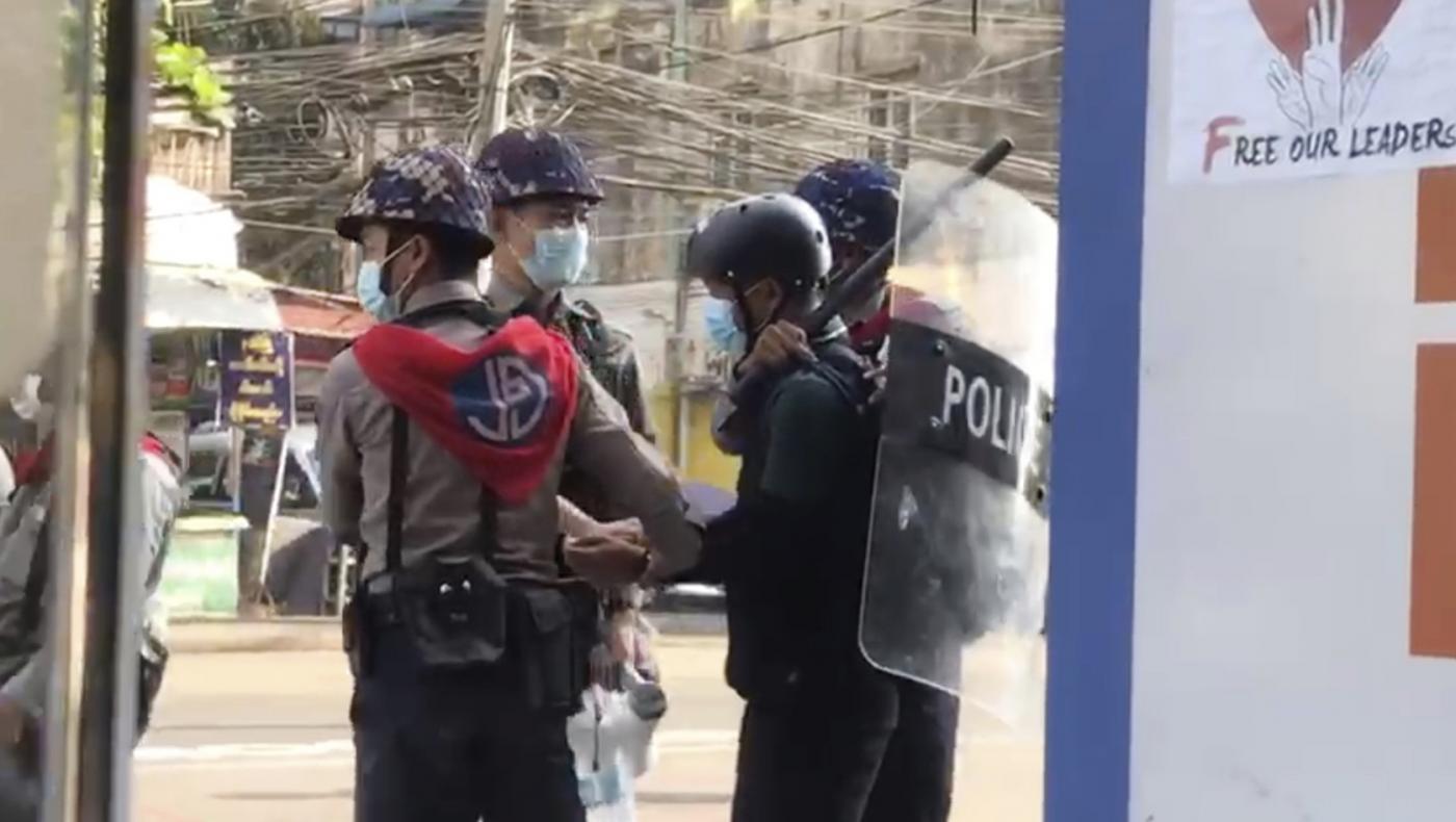 Birmania, rilasciato giornalista di Ap fermato mentre fotografava le proteste