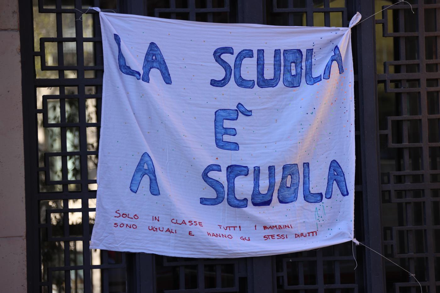 Scuola, quasi 800mila operatori già vaccinati. Draghi: “Riapriremo gli asili e le primarie”