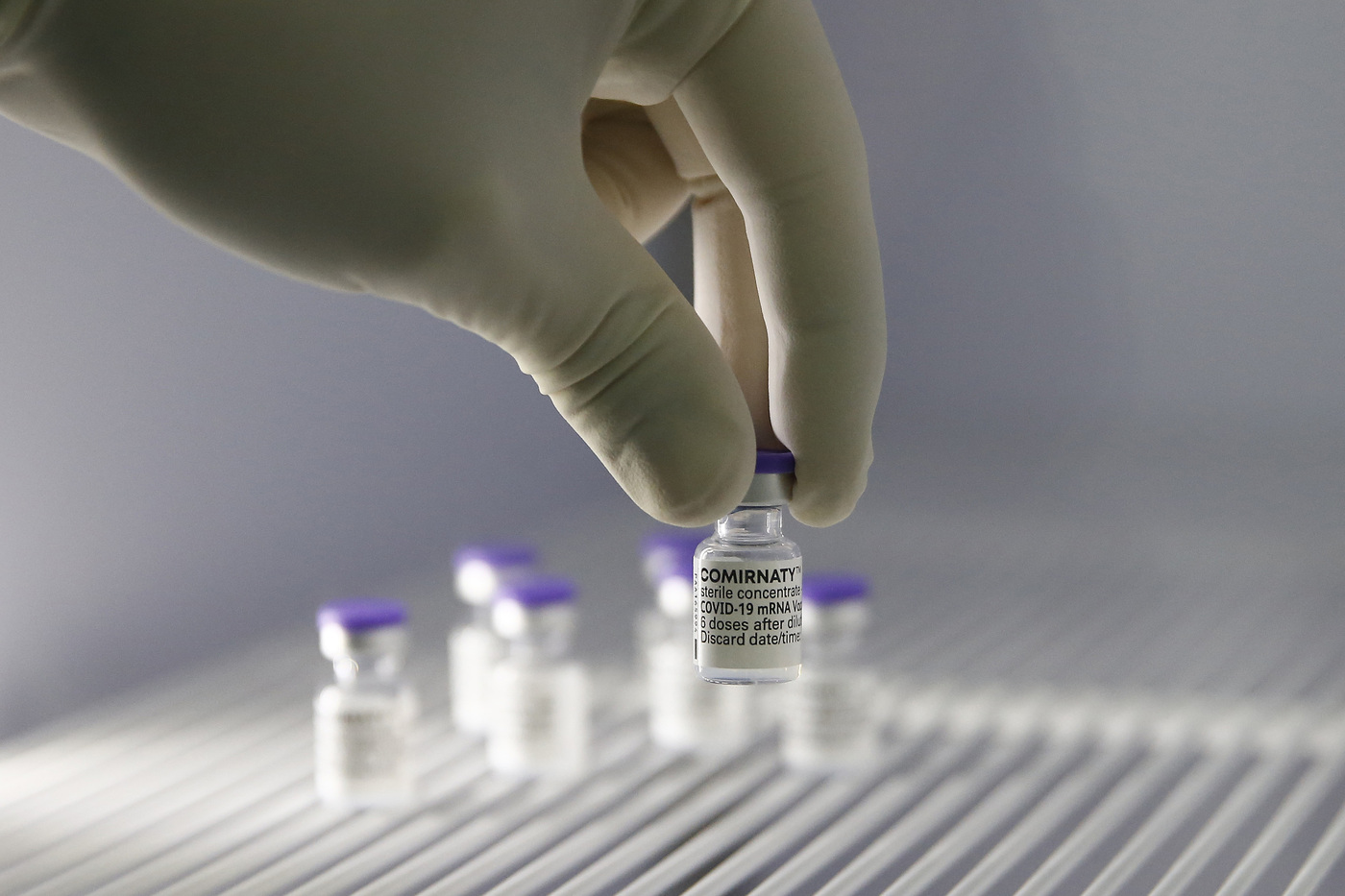 Vaccini, a Hong Kong sospeso uso di un lotto Pfizer per una confezione difettosa Vaccini, a Hong Kong sospeso uso di un lotto Pfizer per una confezione difettosa