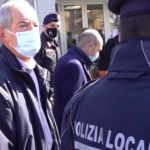 Vaccini, a Codogno apre il palasport ma gli anziani contestano Bertolaso: “Siamo abbandonati, vergogna”