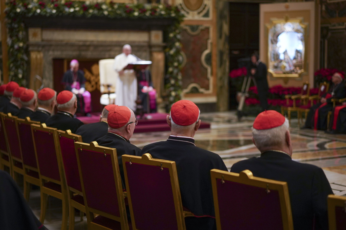 Con il Covid la crisi investe il Vaticano. Il Papa taglia la retribuzione a cardinali e alti superiori