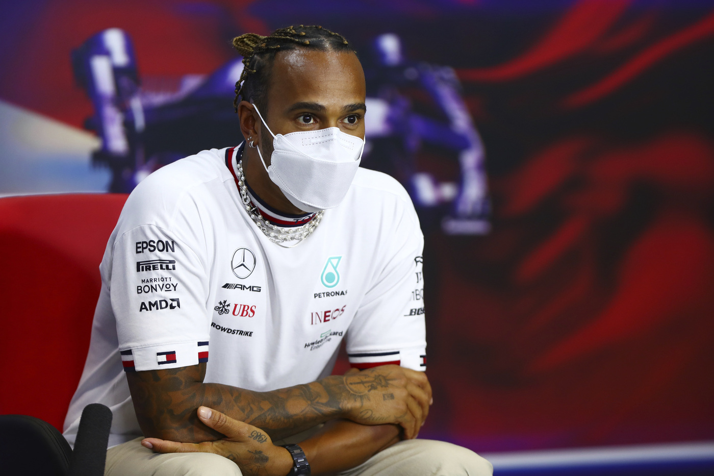 F1, Hamilton: “Lotta più serrata”. Verstappen: “Metteremo pressione alla Mercedes”