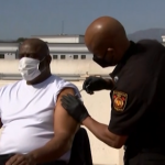 Covid, a Los Angeles vaccinata l’ex stella Nba Magic Johnson