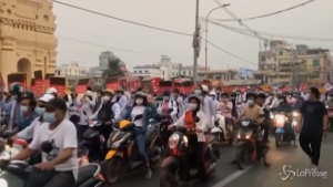 operatori sanitari in moto per protestare contro il colpo di stato
