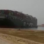 Suez, le autorità egiziane supervisionano l’operazione di disincagliamento