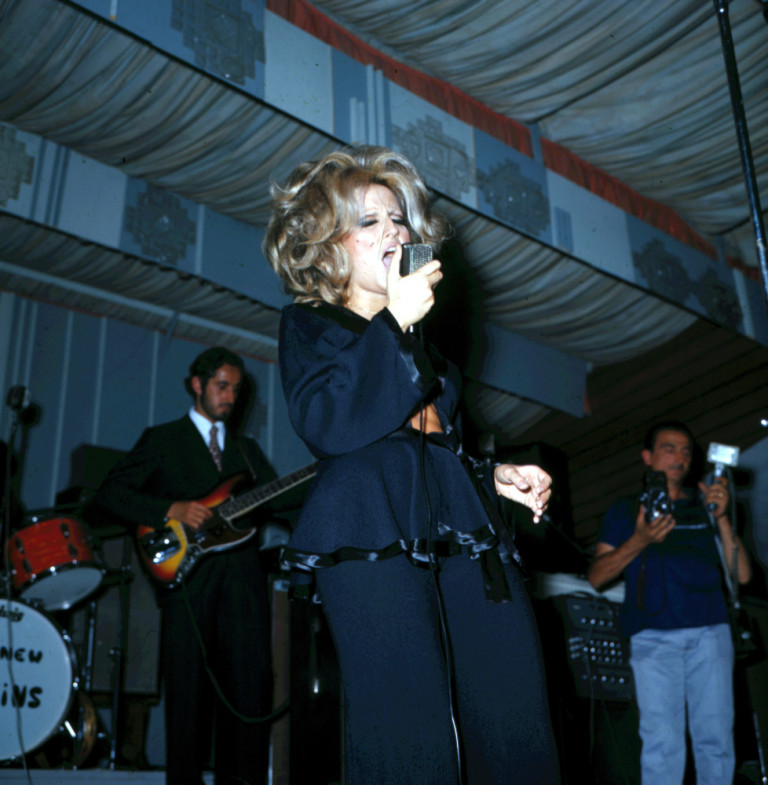 La cantante Mina canta alla Bussola.