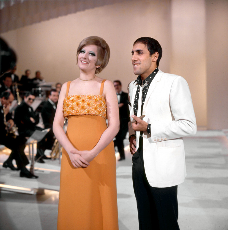 Mina con Adriano Celentano negli studi Rai durante la trasmissione "Sabato Sera"