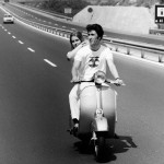 Modelli della Vespa Piaggio Vespa viaggiano in autostrada