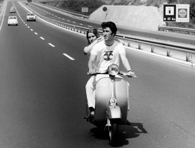 Modelli della Vespa Piaggio Vespa viaggiano in autostrada