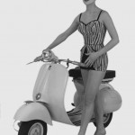 Modella in posa su una Vespa Piaggio