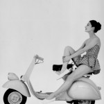 Modella in posa su una Vespa Piaggio