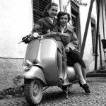 Ragazze posano su una Vespa della Piaggio