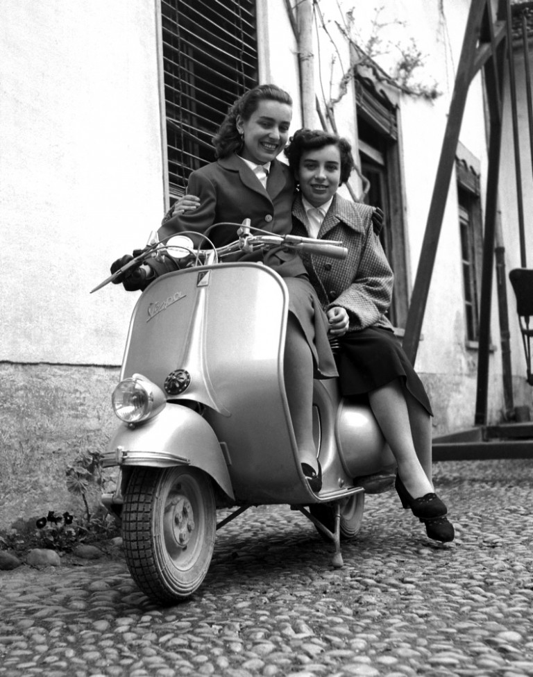 Ragazze posano su una Vespa della Piaggio