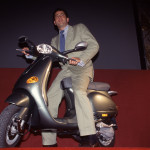 Il presidente della Piaggio Giovannino Agnelli sulla Vespa