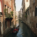 Venezia Gondola in un canale vicino a Piazza San Maria Formosa.