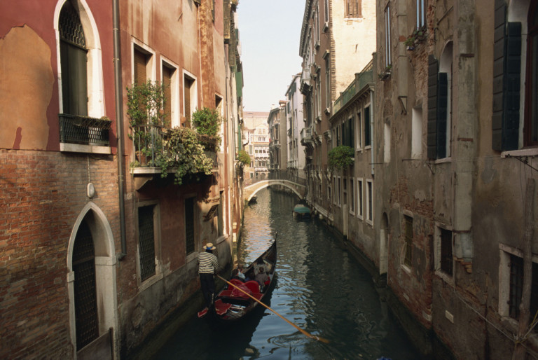 Venezia Gondola in un canale vicino a Piazza San Maria Formosa.
