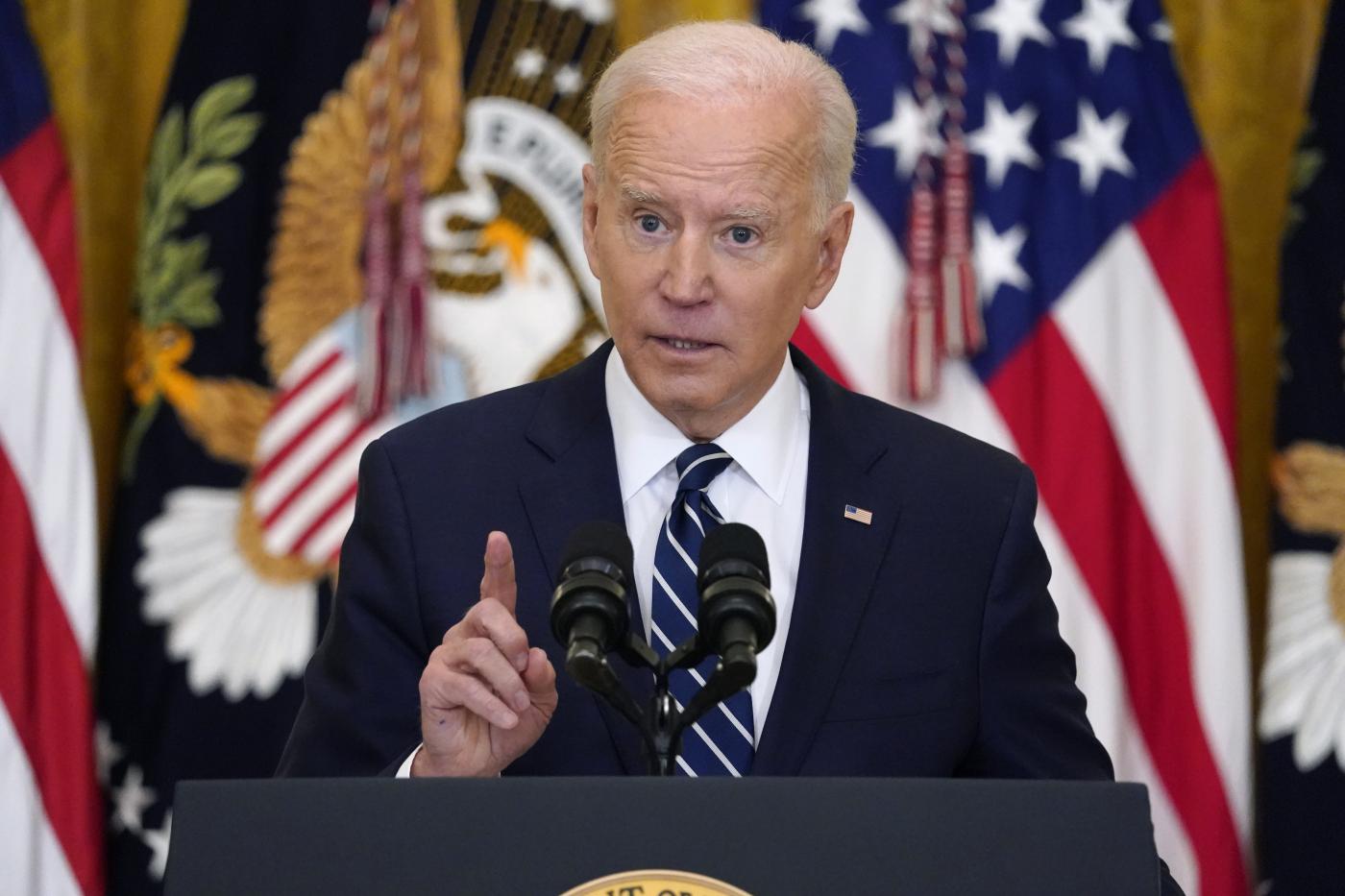 Biden raddoppia l’obiettivo sulle vaccinazioni. E annuncia: “Mi ricandiderò”