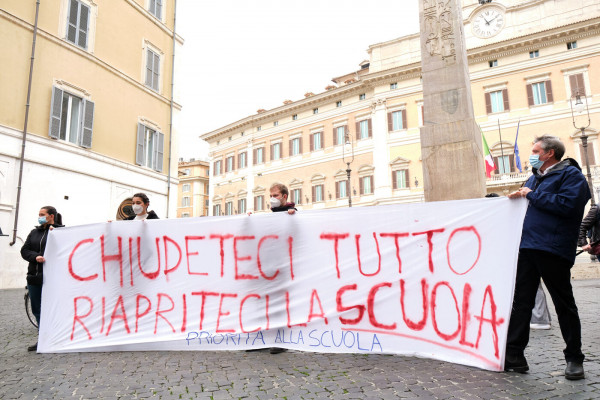 Scuola - protesta contro DAD