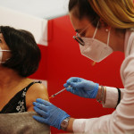 Vaccini: 800 dosi al giorno nei grandi hub e niente limiti di orario. Lunedì riunione governo-regioni