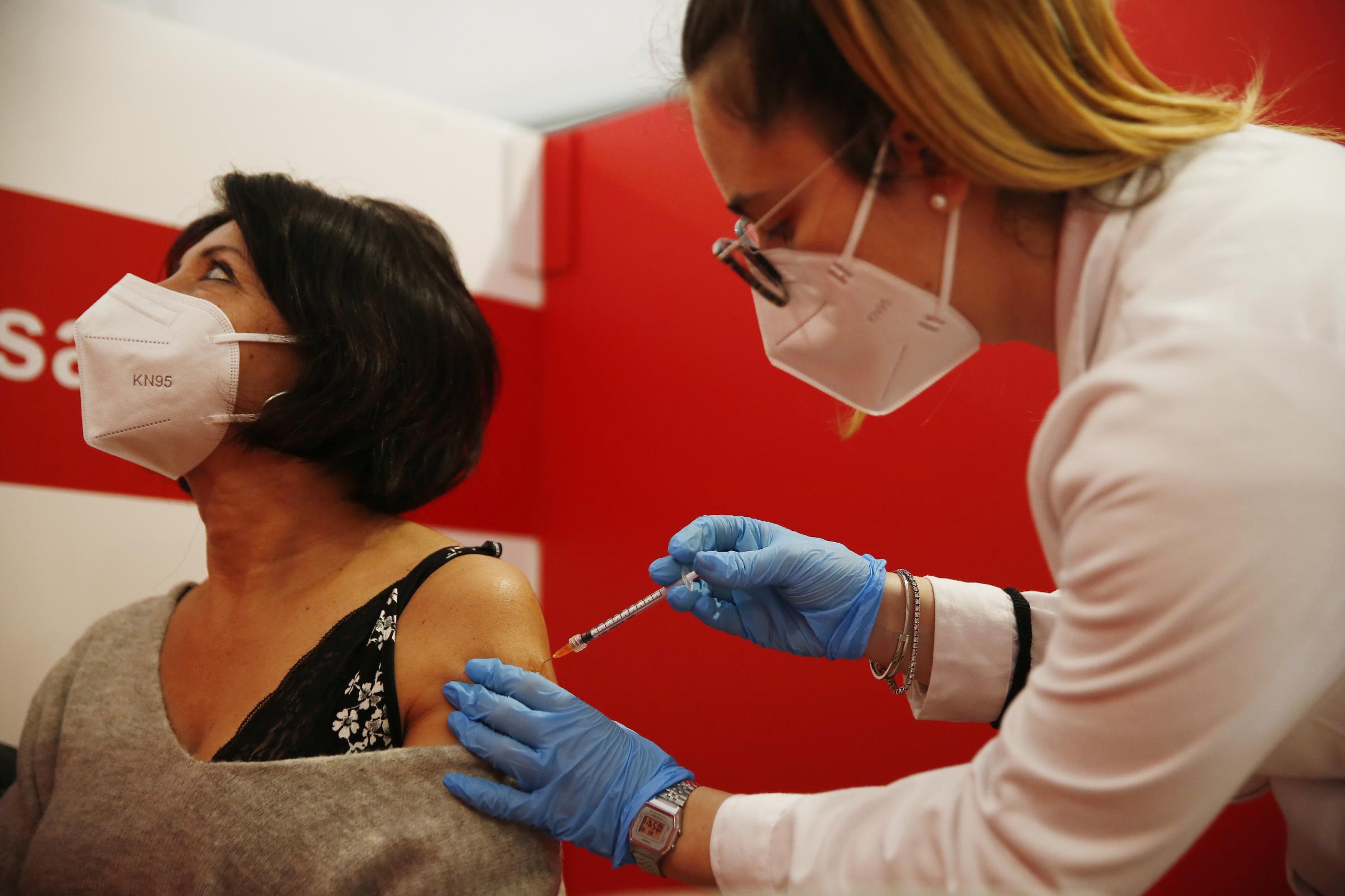 Vaccini: 800 dosi al giorno nei grandi hub e niente limiti di orario. Lunedì riunione governo-regioni Vaccini: 800 dosi al giorno nei grandi hub e niente limiti di orario. Lunedì riunione governo-regioni