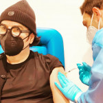 Covid, Renato Zero si vaccina: “Il paziente Zero vuole cantare per voi ancora per molto”