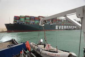 Nave portacontainer Ever Given arenata nel Canale Suez - iniziati i lavori per sbloccare l'imbarcazione