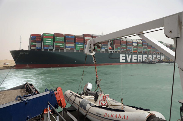 Nave portacontainer Ever Given arenata nel Canale Suez - iniziati i lavori per sbloccare l'imbarcazione