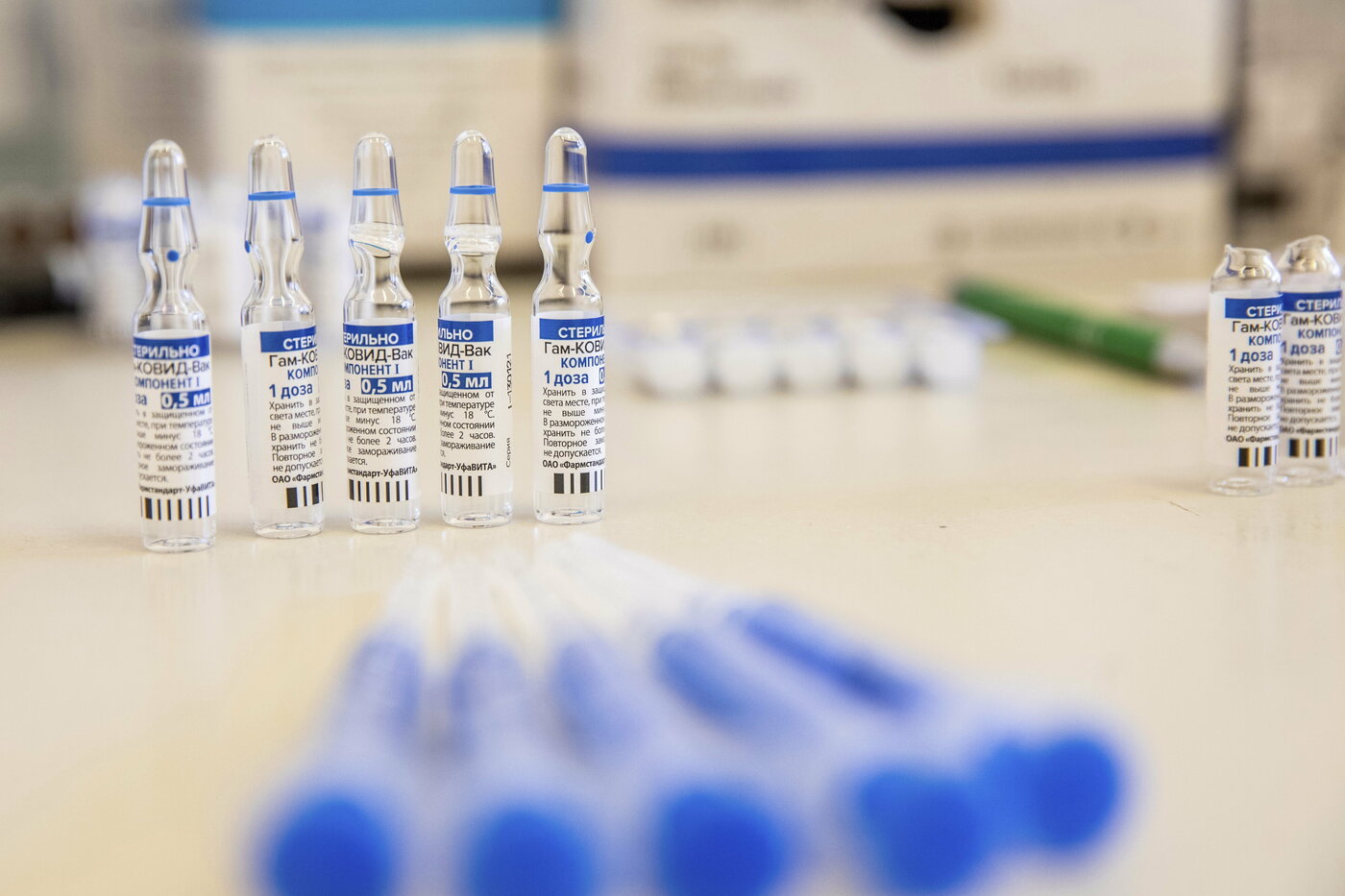 Vaccini, Campania pronta a comprare Sputnik. Al via sperimentazione allo Spallanzani Vaccini, Campania pronta a comprare Sputnik. Al via sperimentazione allo Spallanzani