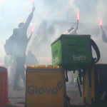 Napoli, i rider in sciopero per il #nodeliveryday: fumogeni e cori in città