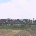 Cargo bloccato nel Canale di Suez, le immagini dalla riva