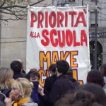 Milano la scuola in piazza contro la Dad: “Riaprite, la situazione è insostenibile”