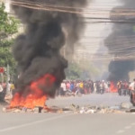 Barricate, fuoco e fiamme: continua la repressione in Myanmar
