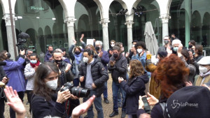 lavoratori dello spettacolo occupano il teatro Piccolo di Milano