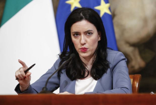 Scuola, il ministero procederà alla revoca dell’incarico a Vespa dopo denunce Azzolina Scuola, il ministero procederà alla revoca dell’incarico a Vespa dopo denunce Azzolina