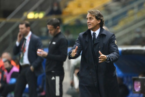Roberto Mancini (Italia) da indicazioni ai suoi giocatori