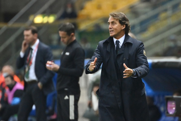 Roberto Mancini (Italia) da indicazioni ai suoi giocatori