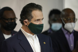 New York, il governatore Cuomo si sottopone alla vaccinazione