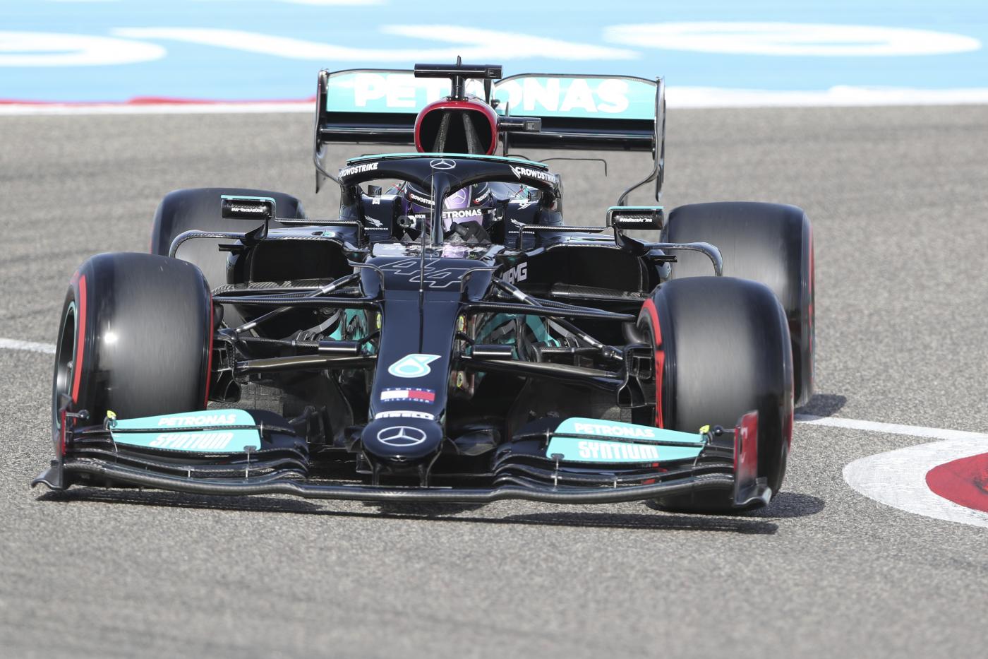 GP Bahrain, trionfo di Lewis Hamilton