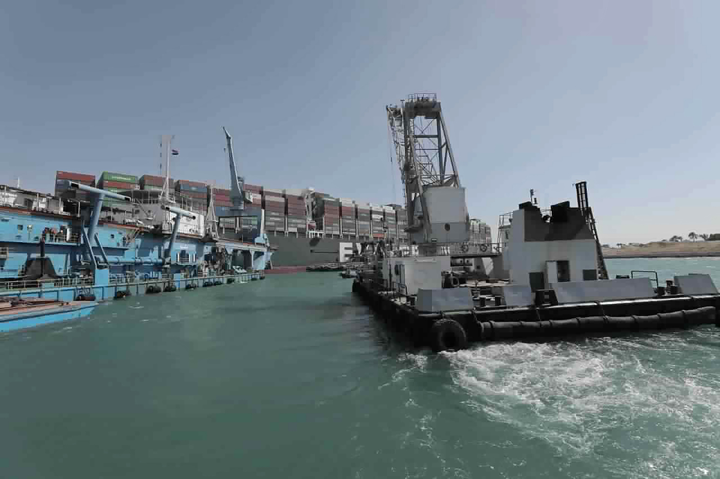 Suez, oggi altri 2 tentativi per liberare la gigantesca nave Ever Given