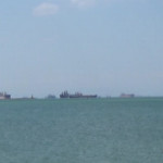 Suez, centinaia di navi ancorate al largo del canale