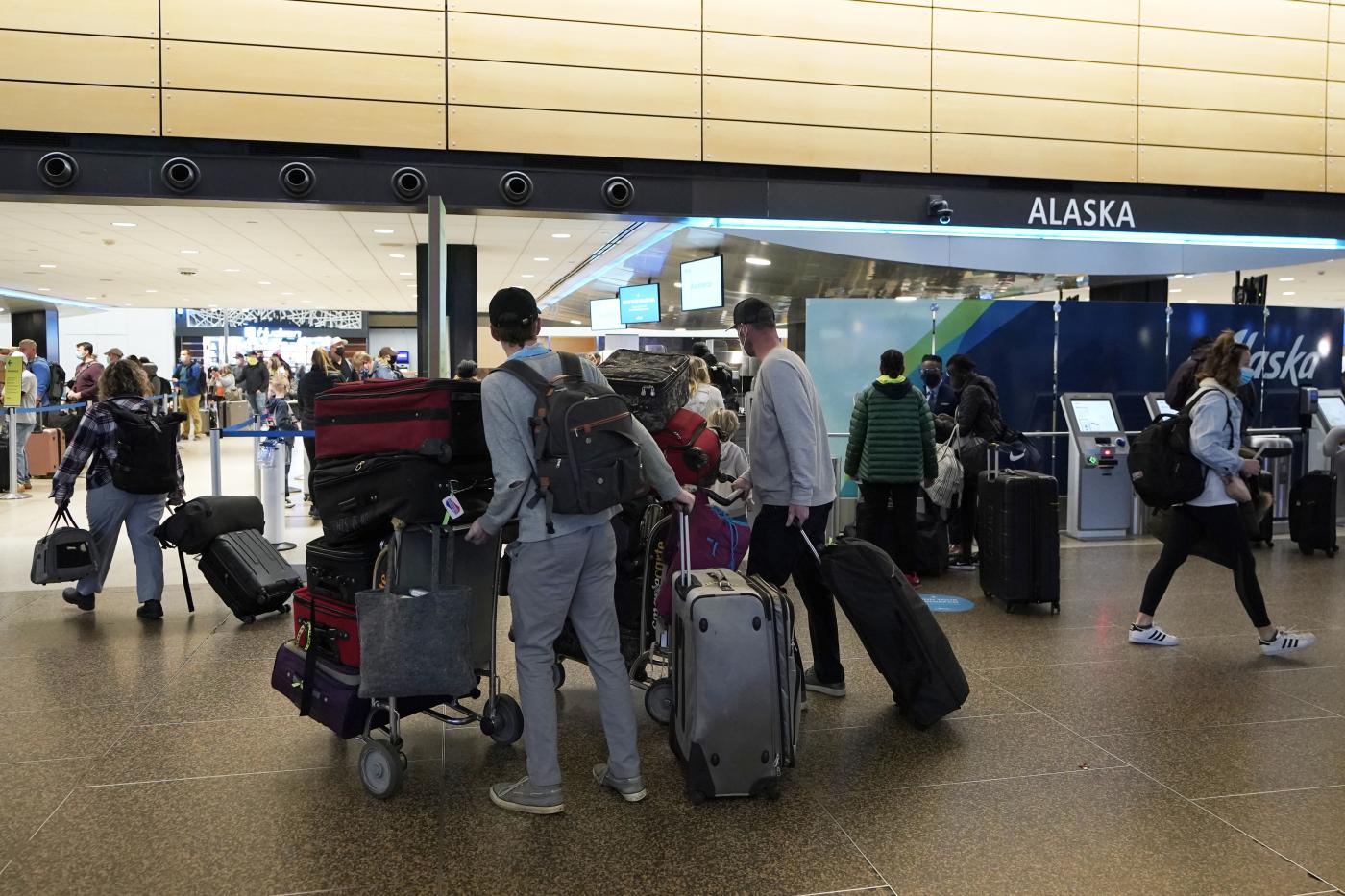 Pasqua, sì a viaggi all’estero ma stop a spostamenti in Italia: scoppia la polemica