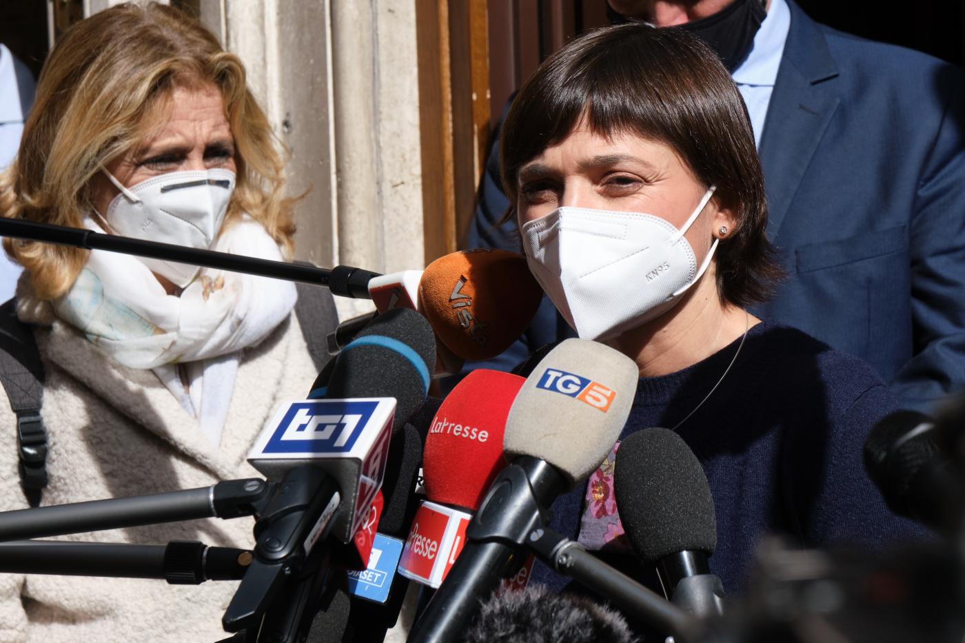 Pd, Serracchiani resta in pole. Letta vede Tajani e stuzzica Salvini: “Lo vedrei bene nel Ppe” Pd, Serracchiani resta in pole. Letta vede Tajani e stuzzica Salvini: “Lo vedrei bene nel Ppe”