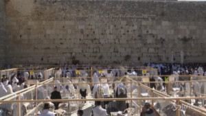 fedeli in preghiera al Muro del Pianto per Pasqua