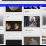 Hong Kong, fa discutere la foto di piazza Tienanmen con il dito medio alzato di Ai Wei Wei