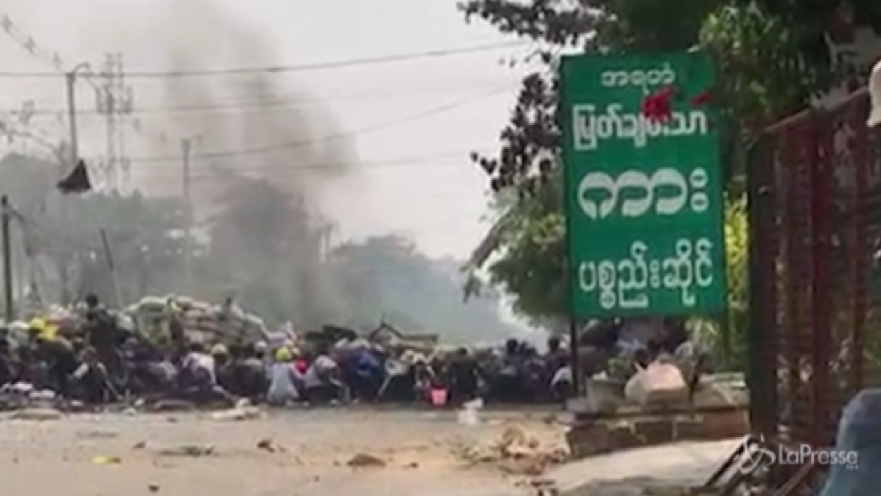 Myanmar, esplosione colpisce una barricata: i manifestanti si disperdono