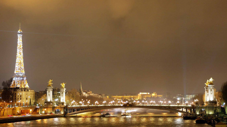 Torre Eiffel si illumina per le Olimpiadi del 2012