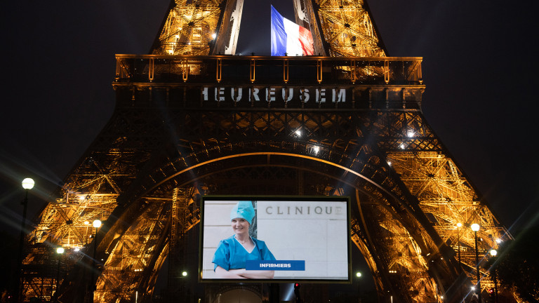 la Torre Eiffel celebra il personale infermieristico